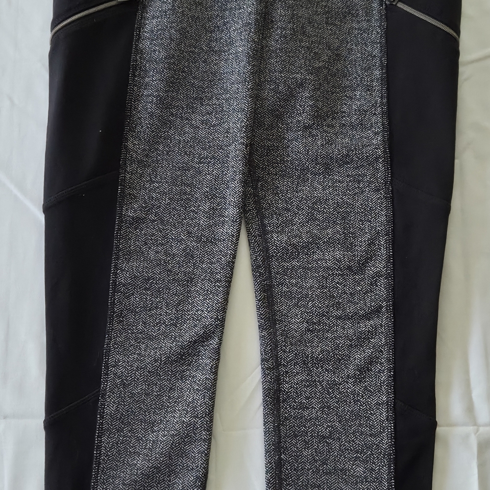 Athleta Grey/Black Leggings Herring Bone‎ Pattern With Side Zipper Small EUC